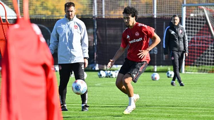 15.10.2025 - Fussball - 2. Fussball - Bundesliga - Saison 2025 2026 - 1. FC Nürnberg Nuernberg FCN ( Club ) - Training - Sportfoto Zink - xwoxzix - Miroslav Miro Klose ( Trainer 1. FC Nürnberg FCN ) Ayoub Chaikhoun (17, 1. FC Nürnberg FCN )