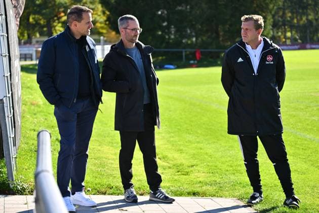 15.10.2025 - Fussball - 2. Fussball - Bundesliga - Saison 2025 2026 - 1. FC Nürnberg Nuernberg FCN ( Club ) - Training - Sportfoto Zink - xwoxzix - von links : Joti Chatzialexiou ( Vorstand 1. FC Nürnberg FCN ) Michael Wiesinger (Leiter Nachwuchsleistungszentrum 1. FC Nürnberg FCN ) Andreas Andi Wolf ( Trainer U23 )