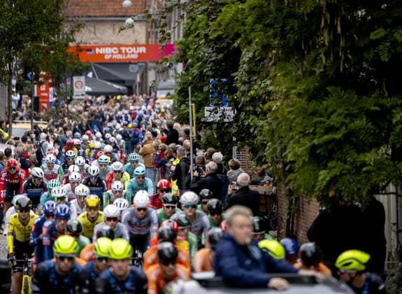 DORDRECHT - Cyclists cycle through the center of Dordrecht during the start of the first stage of the Tour of Holland. For the first time in 21 years, a cycling race will be held on Dutch soil. ANP KOEN VAN WEEL xVIxANPxSportx xxANPxIVx 539253113 originalFilename: 539253113.jpg