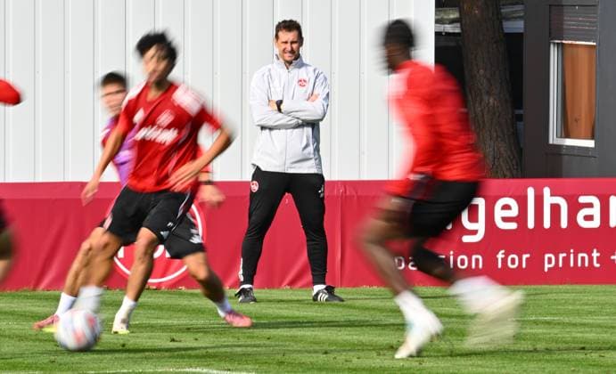 15.10.2025 - Fussball - 2. Fussball - Bundesliga - Saison 2025 2026 - 1. FC Nürnberg Nuernberg FCN ( Club ) - Training - Sportfoto Zink - xwoxzix - Miroslav Miro Klose ( Trainer 1. FC Nürnberg FCN ) beobachtet