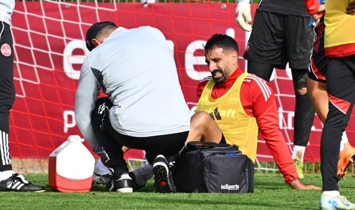 15.10.2025 - Fussball - 2. Fussball - Bundesliga - Saison 2025 2026 - 1. FC Nürnberg Nuernberg FCN ( Club ) - Training - Sportfoto Zink - xwoxzix - Adriano Grimaldi (33, 1. FC Nürnberg FCN ) angeschlagen am Boden