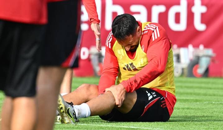 15.10.2025 - Fussball - 2. Fussball - Bundesliga - Saison 2025 2026 - 1. FC Nürnberg Nuernberg FCN ( Club ) - Training - Sportfoto Zink - xwoxzix - Adriano Grimaldi (33, 1. FC Nürnberg FCN ) angeschlagen am Boden