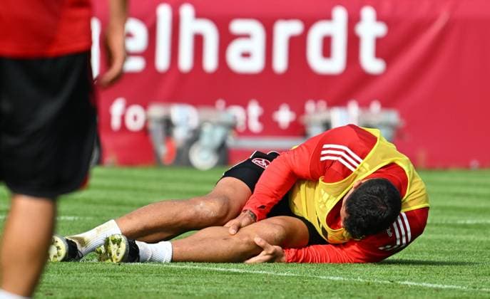15.10.2025 - Fussball - 2. Fussball - Bundesliga - Saison 2025 2026 - 1. FC Nürnberg Nuernberg FCN ( Club ) - Training - Sportfoto Zink - xwoxzix - Adriano Grimaldi (33, 1. FC Nürnberg FCN ) angeschlagen am Boden