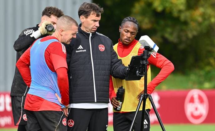 15.10.2025 - Fussball - 2. Fussball - Bundesliga - Saison 2025 2026 - 1. FC Nürnberg Nuernberg FCN ( Club ) - Training - Sportfoto Zink - xwoxzix - Ondrej Karafiat (44, 1. FC Nürnberg FCN ) Mohamed Ali Zoma (23, 1. FC Nürnberg FCN ) bei Johannes Hannes Wieber ( Head Of Performance 1. FC Nürnberg FCN )
