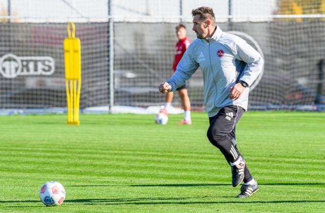 15.10.2025 - Fussball - 2. Fussball - Bundesliga - Saison 2025 2026 - 1. FC Nürnberg Nuernberg FCN ( Club ) - Training - Sportfoto Zink - xwoxzix - Miroslav Miro Klose ( Trainer 1. FC Nürnberg FCN ) Sprint mit Spielball Ball
