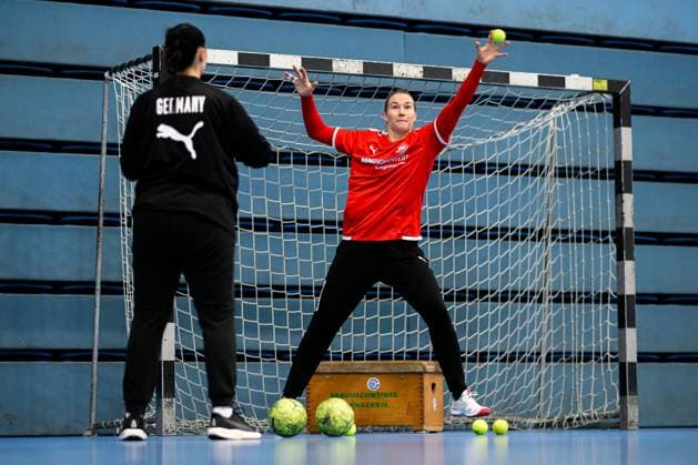 Gummersbach: Handball Frauen Deutschland - Training v.li. Torwarttrainerin Jasmina Rebmann-Jankovic (Deutschland), Torhueterin Katharina Filter (Deutschland) Gummersbach Schwalbe Arena Deutschland