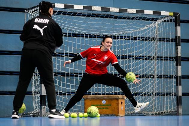 Gummersbach: Handball Frauen Deutschland - Training v.li. Torwarttrainerin Jasmina Rebmann-Jankovic (Deutschland), Torhueterin Nicole Roth (Deutschland) Gummersbach Schwalbe Arena Deutschland