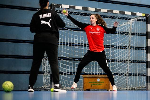 Gummersbach: Handball Frauen Deutschland - Training Torhueterin Sarah Wachter (Deutschland) Gummersbach Schwalbe Arena Deutschland