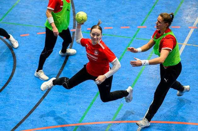 Gummersbach: Handball Frauen Deutschland - Training Nieke Kühne Kuehne (Deutschland) Gummersbach Schwalbe Arena Deutschland