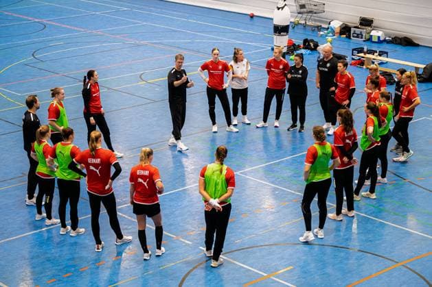 Gummersbach: Handball Frauen Deutschland - Training Trainer Markus Gaugisch (Deutschland) mit der Mannschaft Gummersbach Schwalbe Arena Deutschland