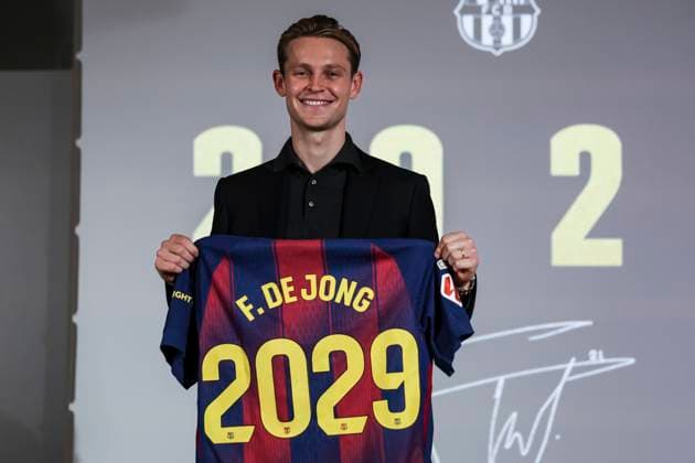 October 15, 2025, Barcelona, Barcelona, SPAIN: Frankie de Jong, attends his press conference, PK, Pressekonferenz during his renovation as player of FC Barcelona, Barca at Commercial Office on October 15, 2025 in Barcelona, Spain. Barcelona SPAIN - ZUMAa181 20251015_zaa_a181_016 Copyright: xJavierxBorregox