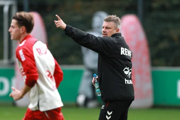 Training, 1. FC Köln, rechts: Lukas Kwasniok (1. FC Köln), 15.10.2025, Bild: