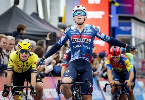 DORDRECHT Tim Merlier (Soudal Quick-Step) wins the sprint ahead of Olav Kooij (Team Visma Lease a Bike) during the first stage of the Tour of Holland. For the first time in 21 years, a cycling race will be held on Dutch soil. ANP KOEN VAN WEEL xVIxANPxSportx xxANPxIVx 539267704 originalFilename: 539267704.jpg
