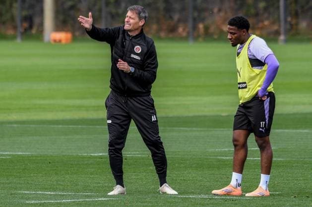 Oladapo Afolayan Trainer Alexander Blessin ( Pauli ) Deutschland , Hamburg , Trainingsgelände an der Kollaustrasse , Fussball , 1. Bundesliga , Training des FC St Pauli