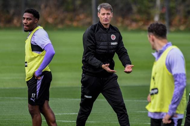 Oladapo Afolayan Trainer Alexander Blessin ( Pauli ) Deutschland , Hamburg , Trainingsgelände an der Kollaustrasse , Fussball , 1. Bundesliga , Training des FC St Pauli