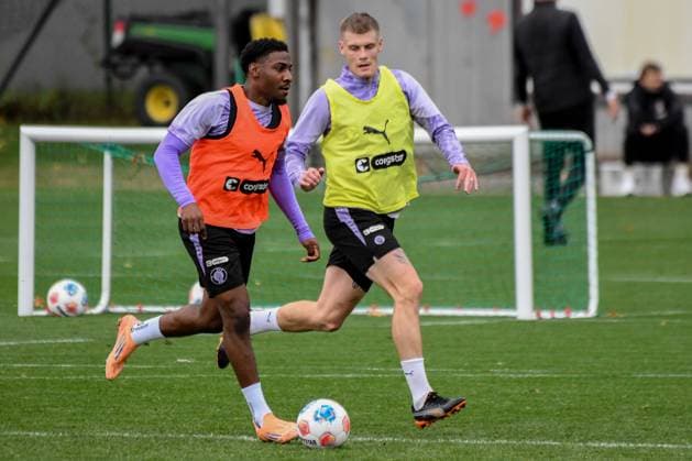 Oladapo Afolayan Eric Smith ( Pauli ) Deutschland , Hamburg , Trainingsgelände an der Kollaustrasse , Fussball , 1. Bundesliga , Training des FC St Pauli