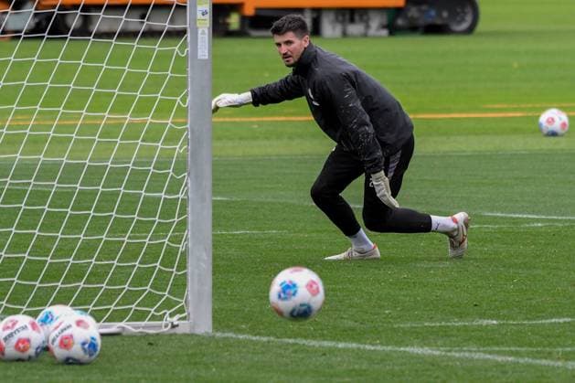 Nikola Vasilj ( Pauli ) schaut dem Ball hinterher Deutschland , Hamburg , Trainingsgelände an der Kollaustrasse , Fussball , 1. Bundesliga , Training des FC St Pauli