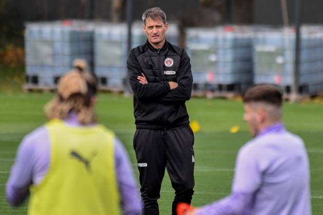Trainer Alexander Blessin ( Pauli ) Deutschland , Hamburg , Trainingsgelände an der Kollaustrasse , Fussball , 1. Bundesliga , Training des FC St Pauli