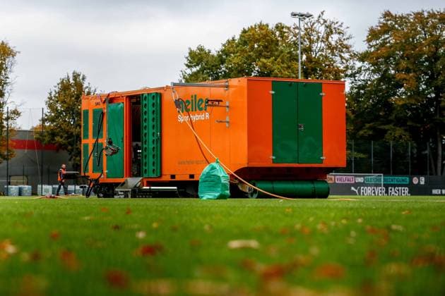Heiler Sporthybrid R Hybrid Rasen Maschine verlegt Rasen Deutschland , Hamburg , Trainingsgelände an der Kollaustrasse , Fussball , 1. Bundesliga , Training des FC St Pauli
