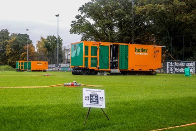 Heiler Sporthybrid R Hybrid Rasen Maschine verlegt Rasen Deutschland , Hamburg , Trainingsgelände an der Kollaustrasse , Fussball , 1. Bundesliga , Training des FC St Pauli