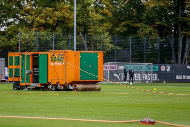 Heiler Sporthybrid R Hybrid Rasen Maschine verlegt Rasen Deutschland , Hamburg , Trainingsgelände an der Kollaustrasse , Fussball , 1. Bundesliga , Training des FC St Pauli