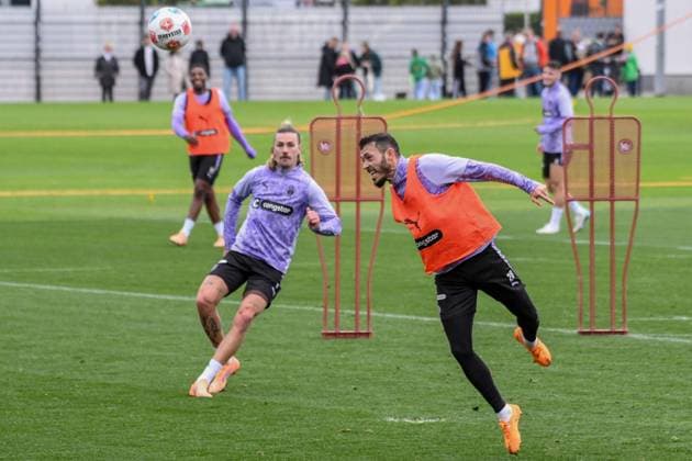 Mathias Pereira Lage ( Pauli ) am Ball Kopfball Deutschland , Hamburg , Trainingsgelände an der Kollaustrasse , Fussball , 1. Bundesliga , Training des FC St Pauli