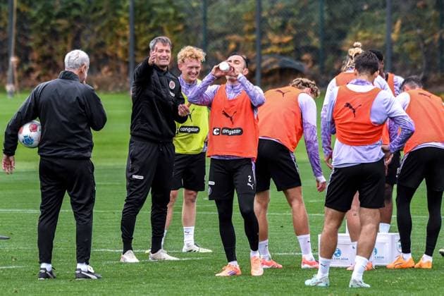 Trainer Alexander Blessin gibt dem Team ( Pauli ) Anweisungen Deutschland , Hamburg , Trainingsgelände an der Kollaustrasse , Fussball , 1. Bundesliga , Training des FC St Pauli