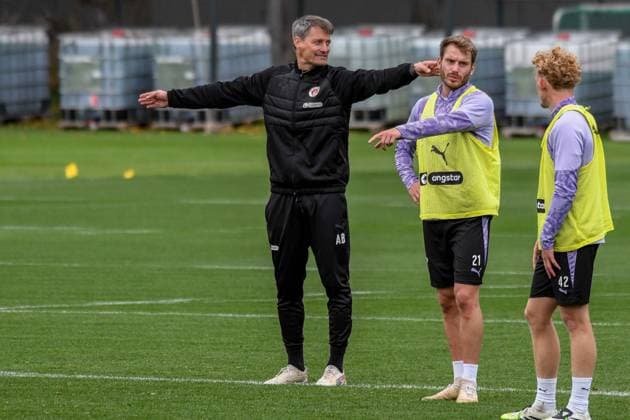Trainer Alexander Blessin Lars Ritzka Marwin Schmitz ( Pauli ) Deutschland , Hamburg , Trainingsgelände an der Kollaustrasse , Fussball , 1. Bundesliga , Training des FC St Pauli