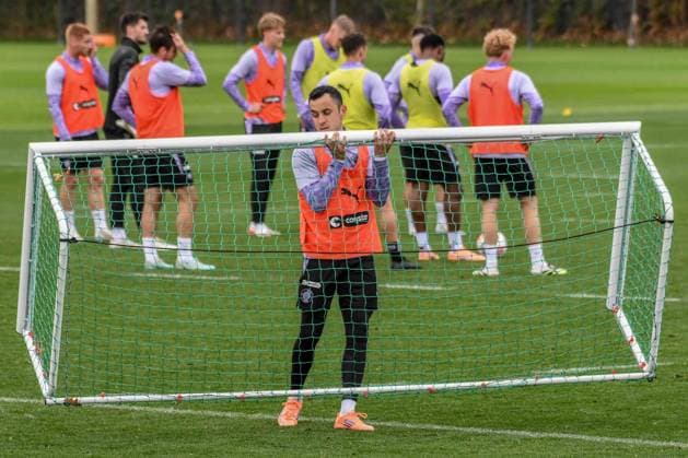 Manolis Saliakas ( Pauli ) trägt ein Tor Deutschland , Hamburg , Trainingsgelände an der Kollaustrasse , Fussball , 1. Bundesliga , Training des FC St Pauli