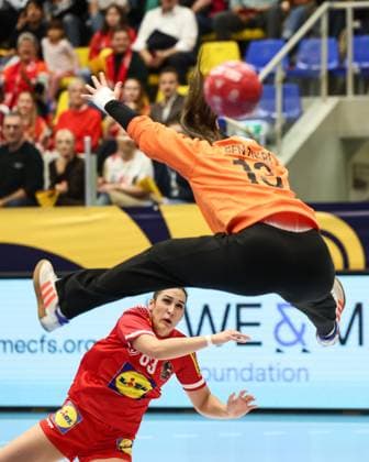HANDBALL - EHF EURO Quali, AUT vs ISR MARIA ENZERSDORF,AUSTRIA,15.OCT.25 - HANDBALL - EHF Women s European Championship, EM, Europameisterschaft qualification, OEHB international match, Länderspiel, Nationalmannschaft Austria vs Israel. Image shows Eleonora Stankovic (AUT) and Gaya Noy Ben Zikry (ISR).  GEPAxpictures xArminxRauthner
