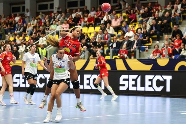 HANDBALL - EHF EURO Quali, AUT vs ISR MARIA ENZERSDORF,AUSTRIA,15.OCT.25 - HANDBALL - EHF Women s European Championship, EM, Europameisterschaft qualification, OEHB international match, Länderspiel, Nationalmannschaft Austria vs Israel. Image shows Aurelie Timi Egbaimo (AUT) and Keren Katrin Teplitsky (ISR).  GEPAxpictures xArminxRauthner