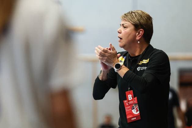 HANDBALL - EHF EURO Quali, AUT vs ISR MARIA ENZERSDORF,AUSTRIA,15.OCT.25 - HANDBALL - EHF Women s European Championship, EM, Europameisterschaft qualification, OEHB international match, Länderspiel, Nationalmannschaft Austria vs Israel. Image shows head coach Monique Tijsterman (AUT).  GEPAxpictures xArminxRauthner