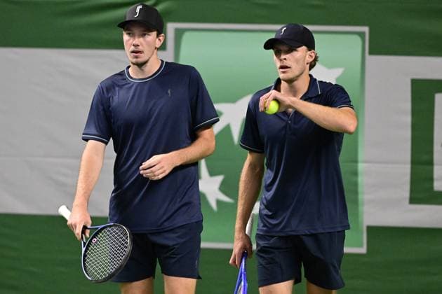 STOCKHOLM, SVERIGE 20251015 Adam Heinonen och Erik Grevelius i sin dubbelmatch mot Simone Bolelli och Andrea Vavassori , Italien, under tennisturneringen BNP Paribas Nordic Open i Kungliga tennishallen. STOCKHOLM SVERIGE x10030x