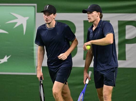 STOCKHOLM, SVERIGE 20251015 Adam Heinonen och Erik Grevelius i sin dubbelmatch mot Simone Bolelli och Andrea Vavassori , Italien, under tennisturneringen BNP Paribas Nordic Open i Kungliga tennishallen. STOCKHOLM SVERIGE x10030x
