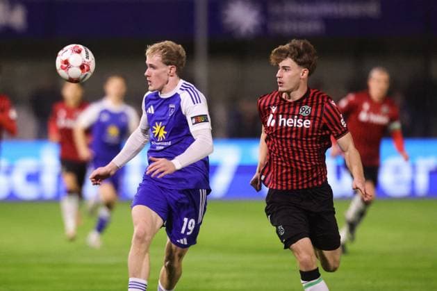 15.10.2025, Fussball, Herren, Regionalliga Nord, 8. Spieltag, BSV Kickers Emden - Hannover 96 II Theo Schröder (blau 19 BSV Kickers Emden) im Zweikampf mit Lukas Dominke (5 Hannover 96 II)