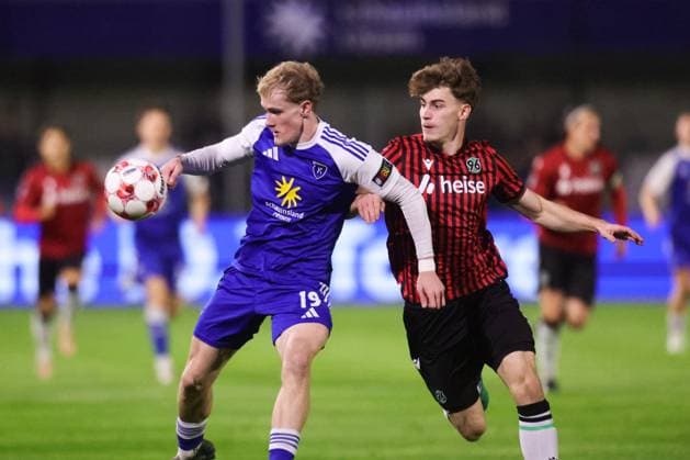 15.10.2025, Fussball, Herren, Regionalliga Nord, 8. Spieltag, BSV Kickers Emden - Hannover 96 II Theo Schröder (blau 19 BSV Kickers Emden) im Zweikampf mit Lukas Dominke (5 Hannover 96 II)