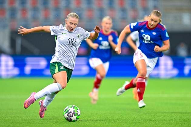 Football Women s Champions League, 2nd round Valerenga Wolfsburg Oslo 20251015 Wolfsburg s Thea Bjelde and Valerenga s Selma Pettersen during the Champions League football match between Valerenga and Wolfsburg at Intility Arena Photo Annika Byrde NTB Oslo Norway EDITORIAL USE ONLY RESTRICTED USE FOR BETTING COMPANIES  Copyright: xAnnikaxByrdex xNTBx