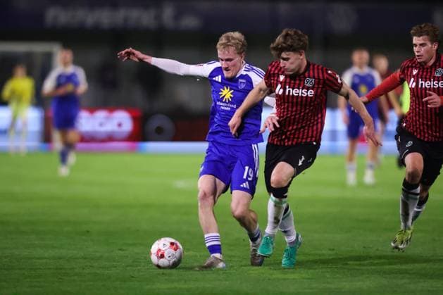 15.10.2025, Fussball, Herren, Regionalliga Nord, 8. Spieltag, BSV Kickers Emden - Hannover 96 II Theo Schröder (blau 19 BSV Kickers Emden) im Zweikampf mit Lukas Dominke (5 Hannover 96 II)
