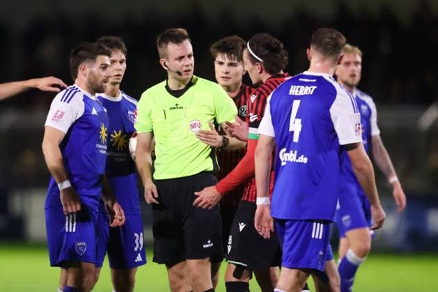 15.10.2025, Fussball, Herren, Regionalliga Nord, 8. Spieltag, BSV Kickers Emden - Hannover 96 II Schiedsrichter Tom Holsten diskutiert mit Spielern