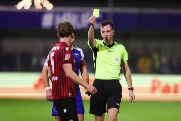 15.10.2025, Fussball, Herren, Regionalliga Nord, 8. Spieltag, BSV Kickers Emden - Hannover 96 II Schiedsrichter Tom Holsten zeigt Lukas Dominke (5 Hannover 96 II) die gelbe Karte