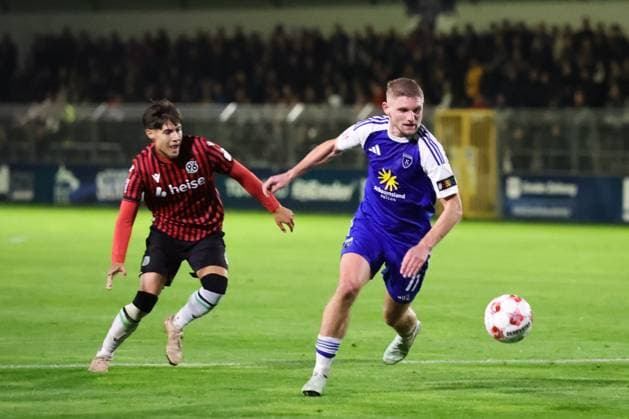 15.10.2025, Fussball, Herren, Regionalliga Nord, 8. Spieltag, BSV Kickers Emden - Hannover 96 II Janek Siderkiewicz (blau 17 BSV Kickers Emden) im Zweikampf