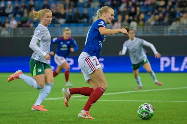 Football Women s Champions League, 2nd round Valerenga Wolfsburg Oslo 20251015 Wolfsburg s Justine Kielland and Valerenga s Karina Saevik during the Champions League football match between Valerenga and Wolfsburg at Intility Arena in Oslo, Norway on Wednesday Photo Annika Byrde NTB Oslo Norway EDITORIAL USE ONLY RESTRICTED USE FOR BETTING COMPANIES  Copyright: xAnnikaxByrdex xNTBx