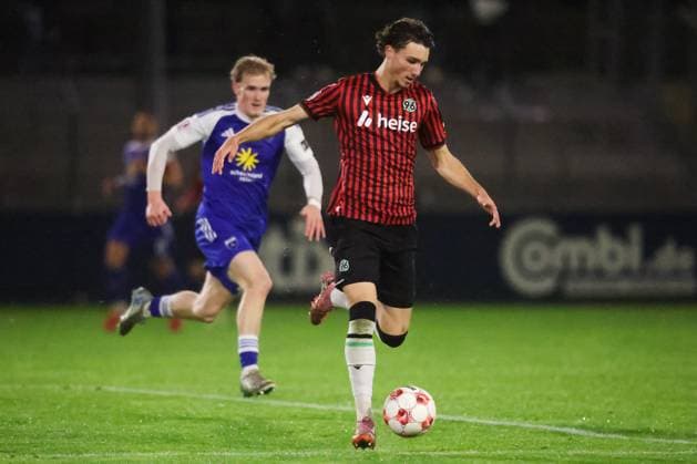 15.10.2025, Fussball, Herren, Regionalliga Nord, 8. Spieltag, BSV Kickers Emden - Hannover 96 II Ilias Ebnoutalib (4 Hannover 96 II) im Zweikampf mit Theo Schröder (blau 19 BSV Kickers Emden)