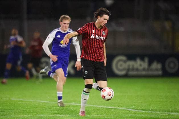 15.10.2025, Fussball, Herren, Regionalliga Nord, 8. Spieltag, BSV Kickers Emden - Hannover 96 II Ilias Ebnoutalib (4 Hannover 96 II) im Zweikampf mit Theo Schröder (blau 19 BSV Kickers Emden)