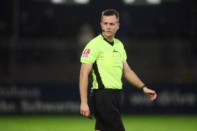 15.10.2025, Fussball, Herren, Regionalliga Nord, 8. Spieltag, BSV Kickers Emden - Hannover 96 II Schiedsrichter Tom Holsten