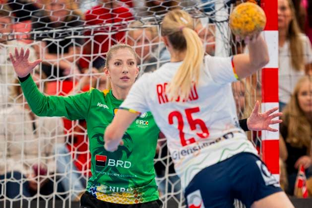 Handball, EHF EURO Cup Norway Romania Larvik 20251015 Norway s Henny Ella Reistad scores on Romania s goalkeeper Elena Serban during the handball match in the EHF EURO Cup between Norway and Romania in Jotron Arena Photo taken on behalf of the Norwegian Handball Association Photo Fredrik Varfjell NTB Larvik Norway EDITORIAL USE ONLY RESTRICTED USE FOR BETTING COMPANIES  Copyright: xFredrikxVarfjellx xNTBx