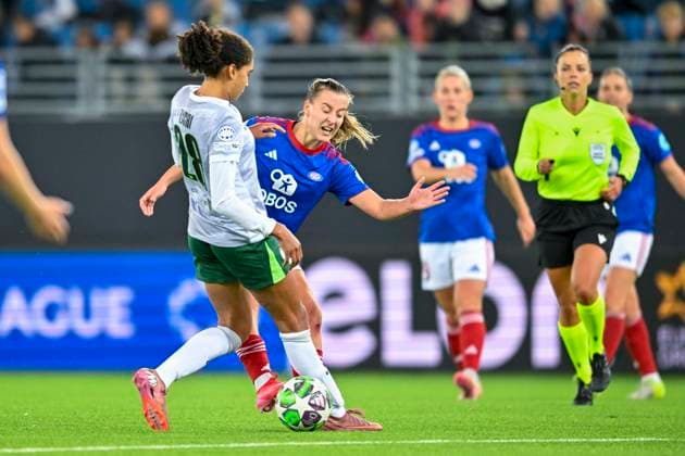 Football Women s Champions League, 2nd round Valerenga Wolfsburg Oslo 20251015 Wolfsburg s Cora Zicai and Valerenga s Stine Brekken during the Champions League football match between Valerenga and Wolfsburg at Intility Arena Photo Annika Byrde NTB Oslo Norway EDITORIAL USE ONLY RESTRICTED USE FOR BETTING COMPANIES  Copyright: xAnnikaxByrdex xNTBx