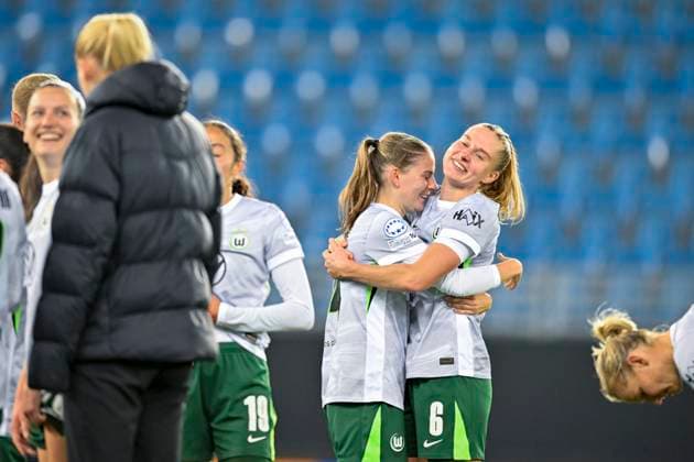 Football Women s Champions League, 2nd round Valerenga Wolfsburg Oslo 20251015 Wolfsburg s Janina Minge and Smilla Vallotto celebrate the 1 2 victory after the Champions League football match between Valerenga and Wolfsburg at Intility arena in Oslo, Norway on Wednesday Photo Annika Byrde NTB Oslo Norway EDITORIAL USE ONLY RESTRICTED USE FOR BETTING COMPANIES  Copyright: xAnnikaxByrdex xNTBx