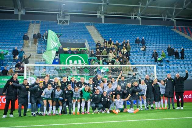 Football Women s Champions League, 2nd round Valerenga Wolfsburg Oslo 20251015 Wolfsburg players and supporters celebrate the 1 2 victory after the Champions League football match between Valerenga and Wolfsburg at Intility arena Photo Annika Byrde NTB Oslo Norway EDITORIAL USE ONLY RESTRICTED USE FOR BETTING COMPANIES  Copyright: xAnnikaxByrdex xNTBx