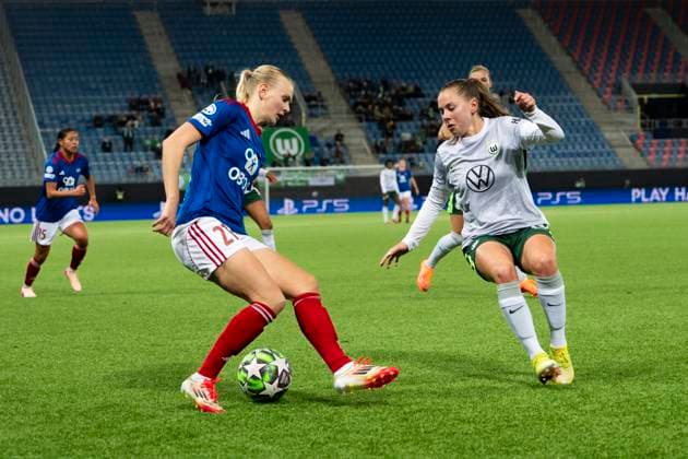 Football Women s Champions League, 2nd round Valerenga Wolfsburg Oslo 20251015 Wolfsburg s Janou Levels duels with Valerenga s Karina Saevik during the Champions League football match between Valerenga and Wolfsburg at Intility Arena Photo Annika Byrde NTB Oslo Norway EDITORIAL USE ONLY RESTRICTED USE FOR BETTING COMPANIES  Copyright: xAnnikaxByrdex xNTBx